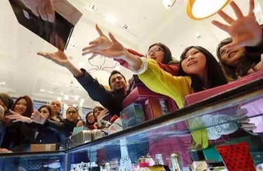 肏老骚屄穴视频中国人依然爱赴日旅游 消费已由爆买转向网购